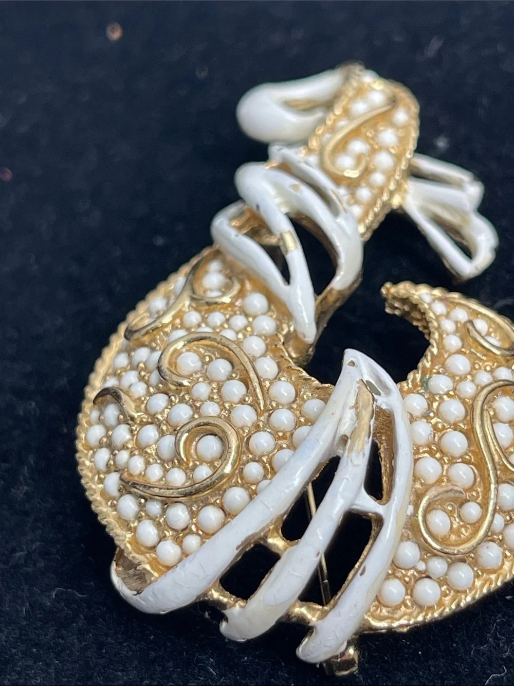 RARE Hattie Carnegie Abstract Goldtone + White Enameled Accent Brooch